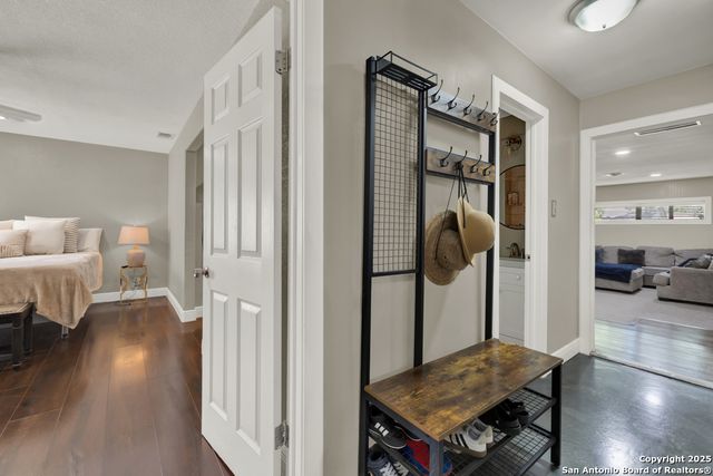 9302 SW Valley Bnd, San Antonio, TX 78250