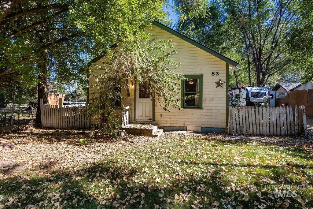 82 N Sugar Ln, Nampa, ID 83687 photo 2