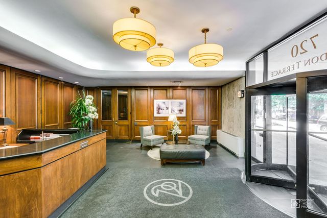 720 W Gordon Terrace 16E, Chicago, IL 60613