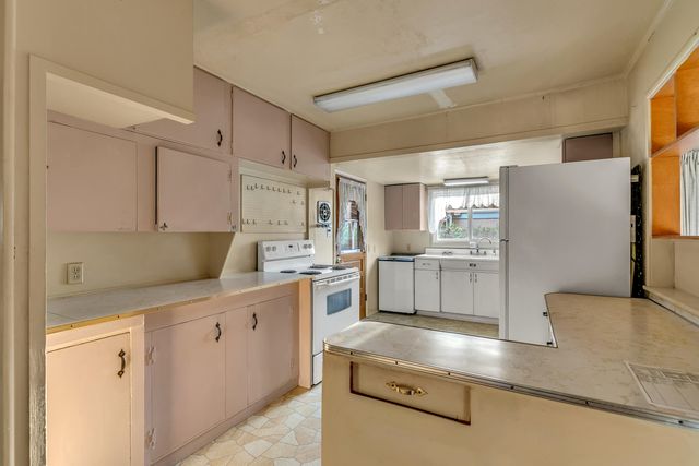 1048 W Harbeck Road, Grants Pass, OR 97527