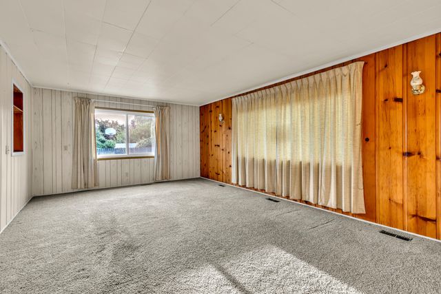1048 W Harbeck Road, Grants Pass, OR 97527