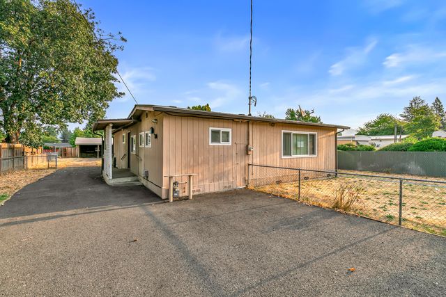 1048 W Harbeck Road, Grants Pass, OR 97527