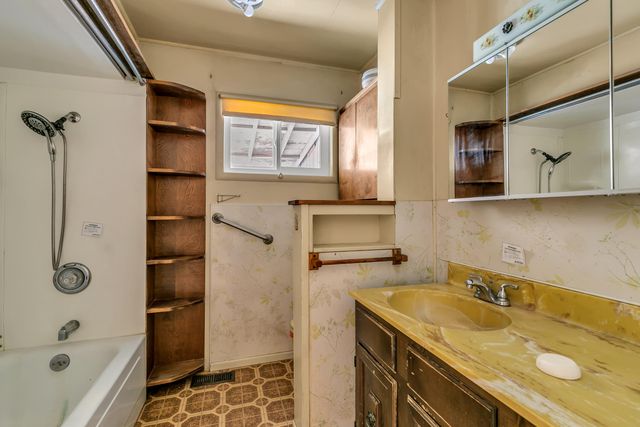 1048 W Harbeck Road, Grants Pass, OR 97527