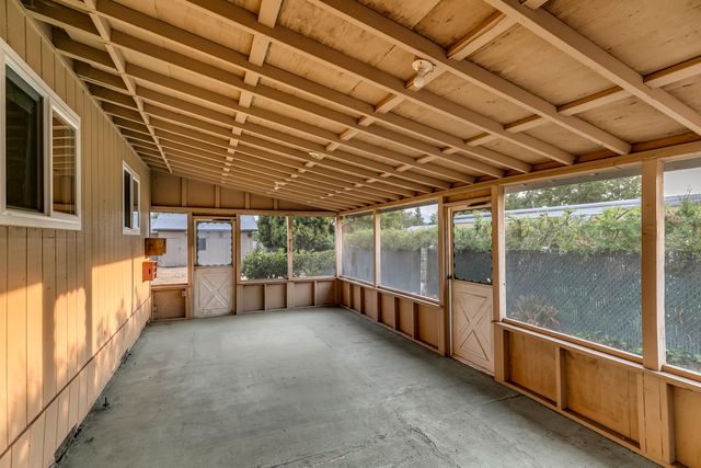 1048 W Harbeck Road, Grants Pass, OR 97527