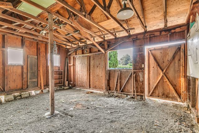 1048 W Harbeck Road, Grants Pass, OR 97527