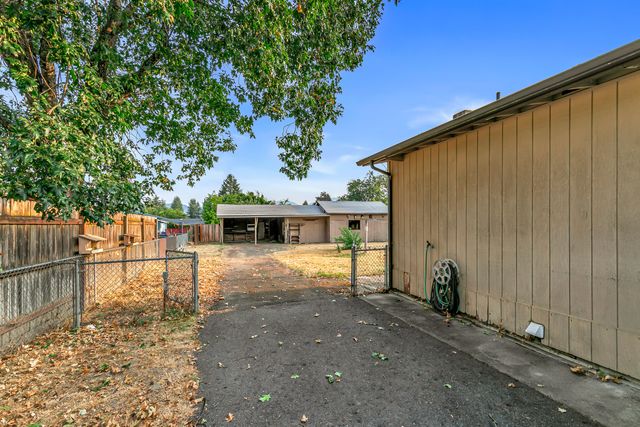 1048 W Harbeck Road, Grants Pass, OR 97527