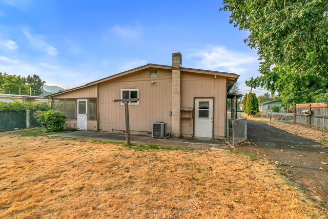1048 W Harbeck Road, Grants Pass, OR 97527