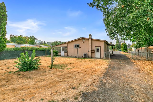 1048 W Harbeck Road, Grants Pass, OR 97527