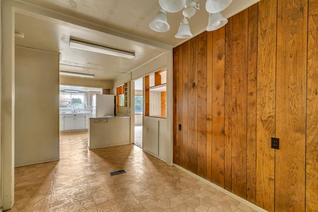 1048 W Harbeck Road, Grants Pass, OR 97527