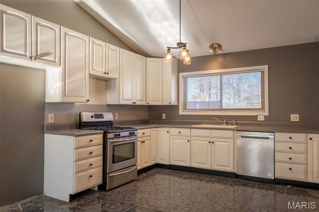 147 Elmgrove Avenue, Hazelwood, MO 63042