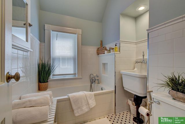 1109 S 33 Street, Omaha, NE 68105