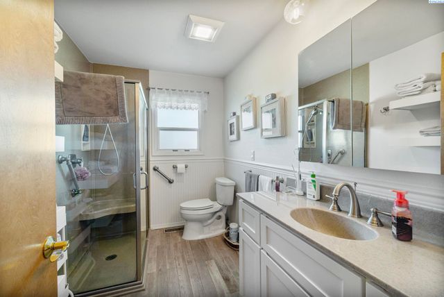 800 N Volland, Kennewick, WA 99336