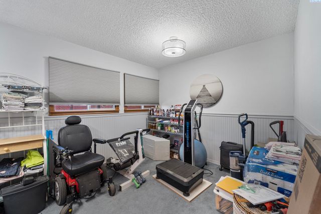 800 N Volland, Kennewick, WA 99336