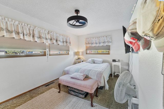 800 N Volland, Kennewick, WA 99336