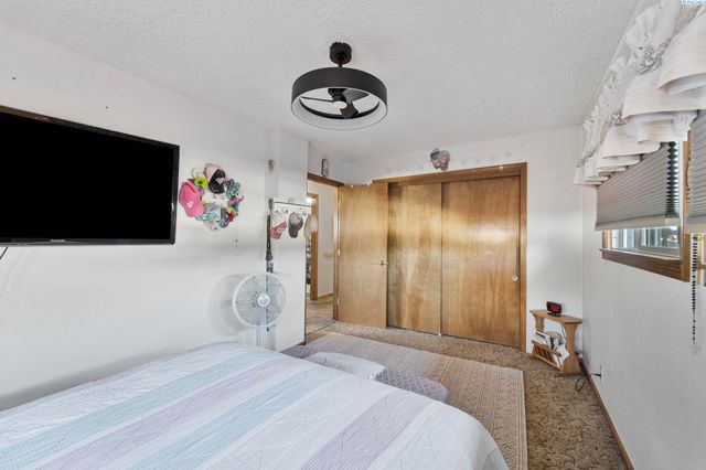 800 N Volland, Kennewick, WA 99336