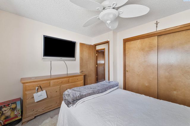 800 N Volland, Kennewick, WA 99336