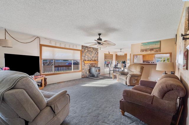 800 N Volland, Kennewick, WA 99336