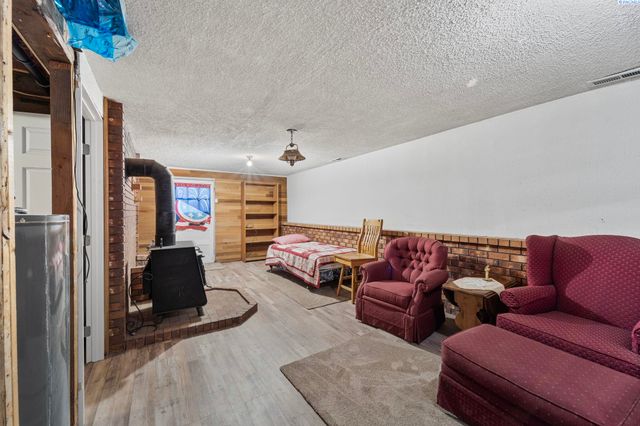 800 N Volland, Kennewick, WA 99336