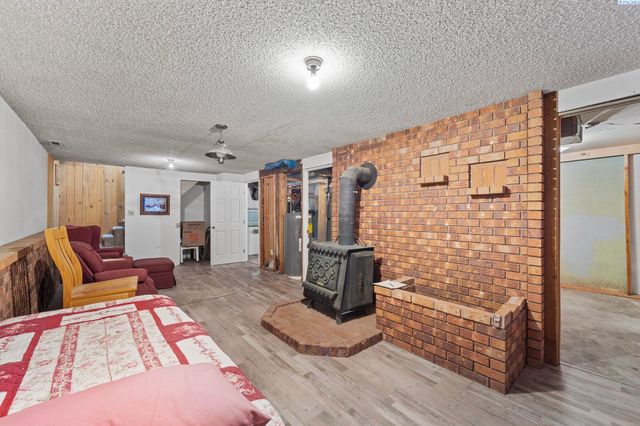 800 N Volland, Kennewick, WA 99336