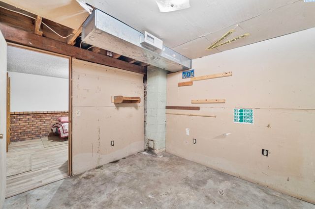 800 N Volland, Kennewick, WA 99336