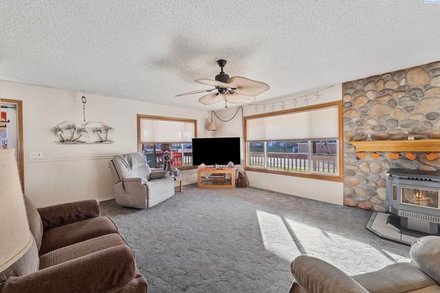 800 N Volland, Kennewick, WA 99336