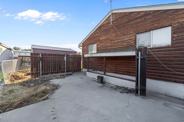 800 N Volland, Kennewick, WA 99336