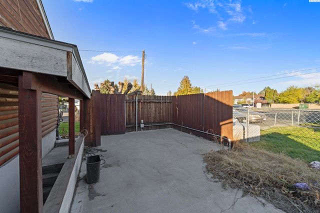 800 N Volland, Kennewick, WA 99336