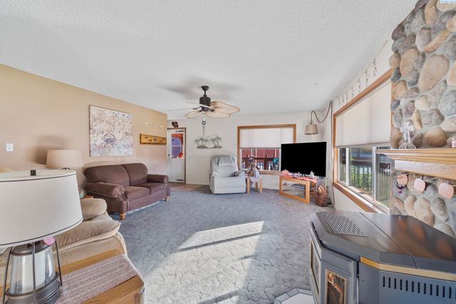 800 N Volland, Kennewick, WA 99336