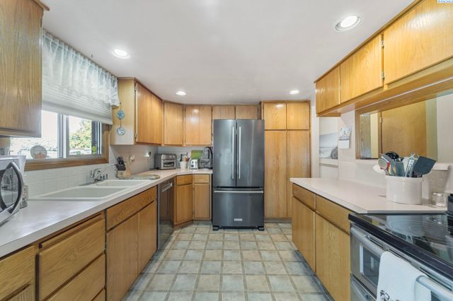 800 N Volland, Kennewick, WA 99336