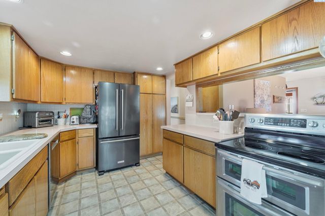 800 N Volland, Kennewick, WA 99336