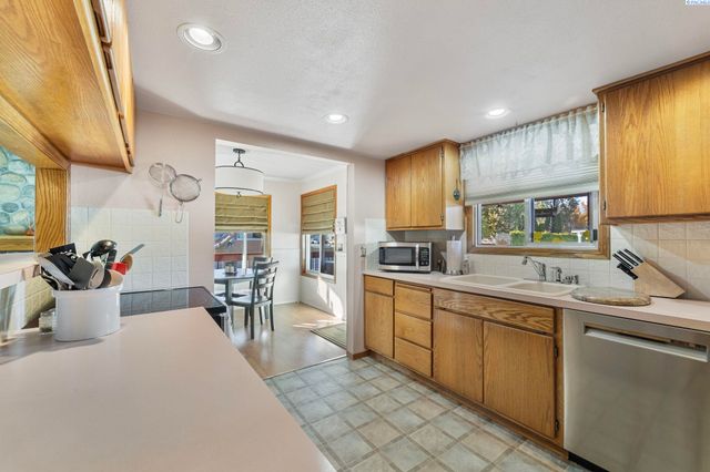 800 N Volland, Kennewick, WA 99336