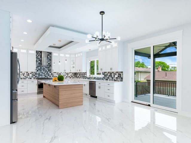 10441 S 83rd Avenue, Palos Hills, IL 60465