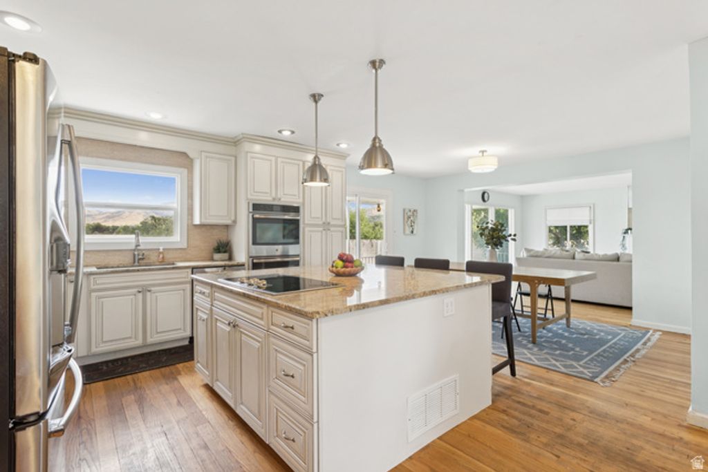 Image 12 of property listing at 1925 E HILLCREST AVE, Salt Lake City, UT 84106