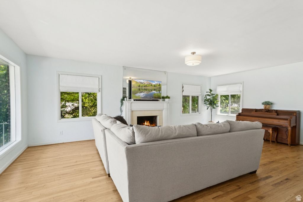 Image 9 of property listing at 1925 E HILLCREST AVE, Salt Lake City, UT 84106