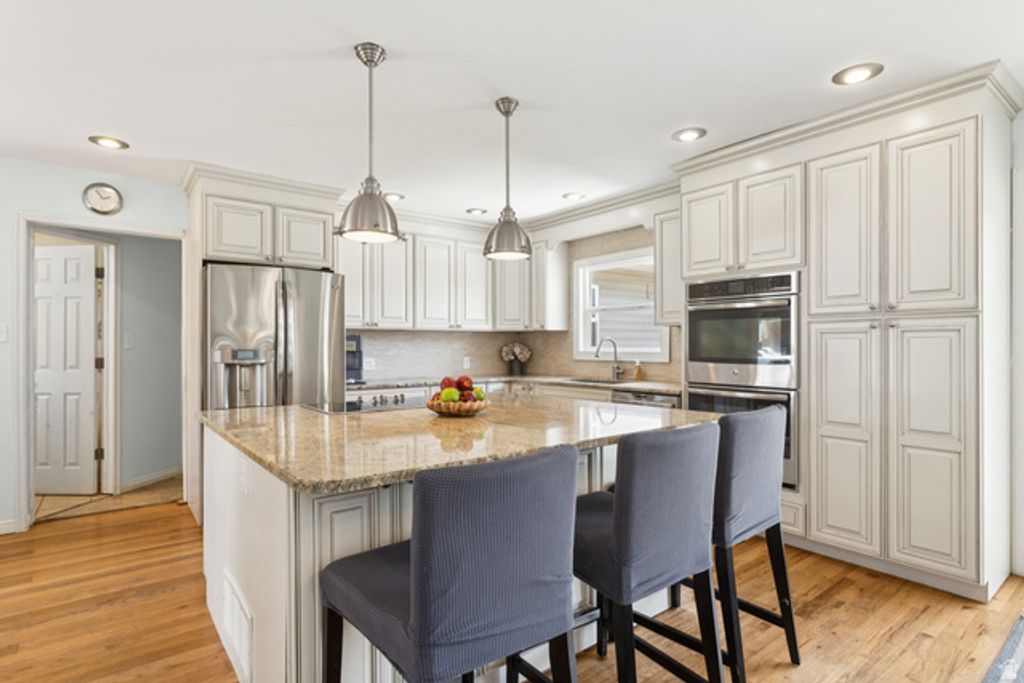 Image 10 of property listing at 1925 E HILLCREST AVE, Salt Lake City, UT 84106