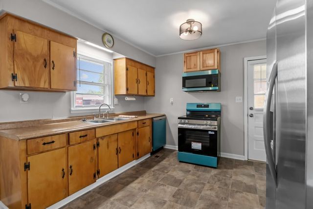 555 Old Stewart Rd, Tennessee Ridge, TN 37178