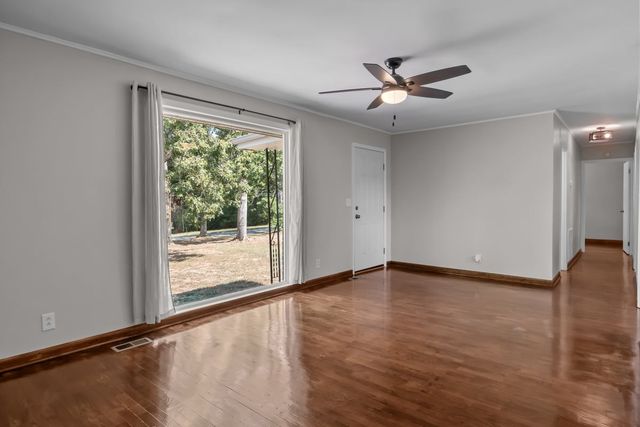 555 Old Stewart Rd, Tennessee Ridge, TN 37178