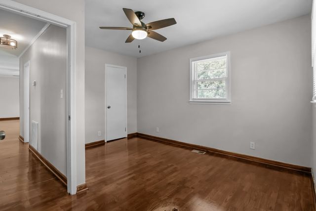 555 Old Stewart Rd, Tennessee Ridge, TN 37178