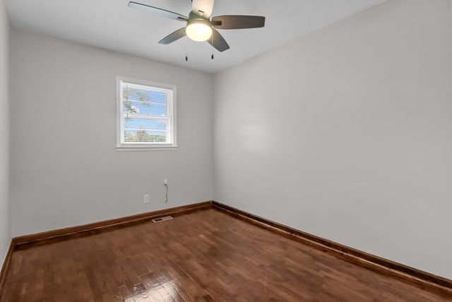 555 Old Stewart Rd, Tennessee Ridge, TN 37178