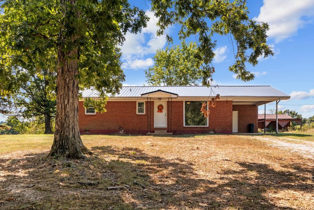 555 Old Stewart Rd, Tennessee Ridge, TN 37178