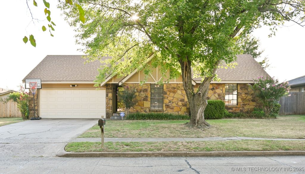 2303 N Dogwood Street, Owasso, OK 74055
