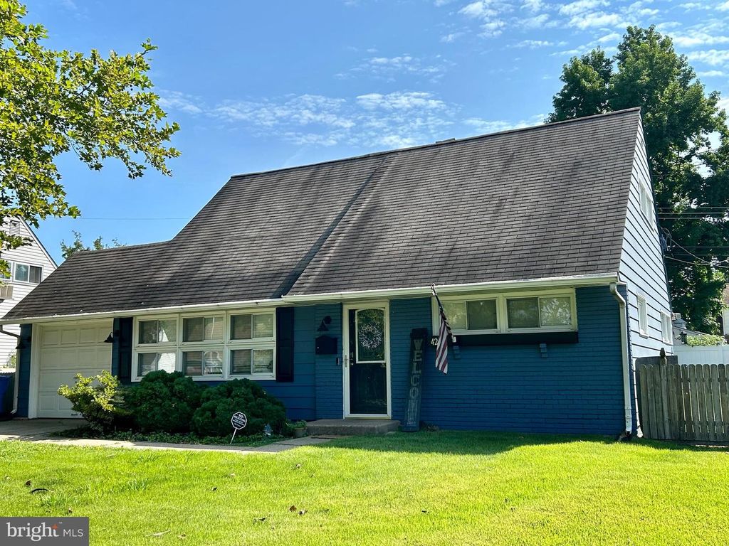 42 KRAFT LN, Levittown, PA 19055