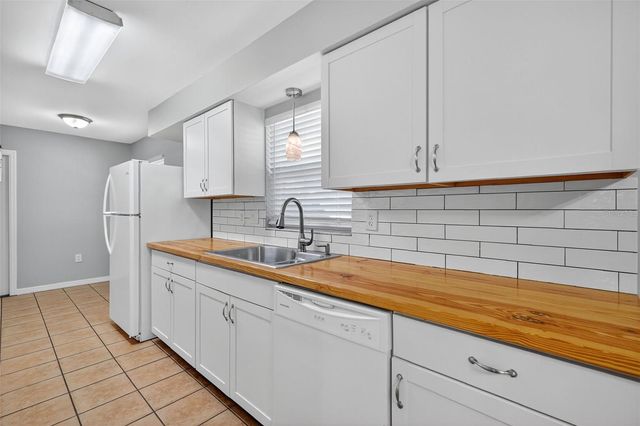 300 CRICKET HOLLOW LANE, Eustis, FL 32726