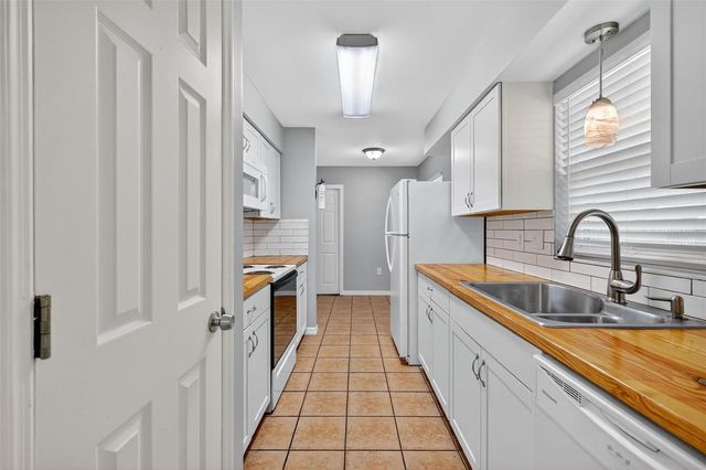 300 CRICKET HOLLOW LANE, Eustis, FL 32726