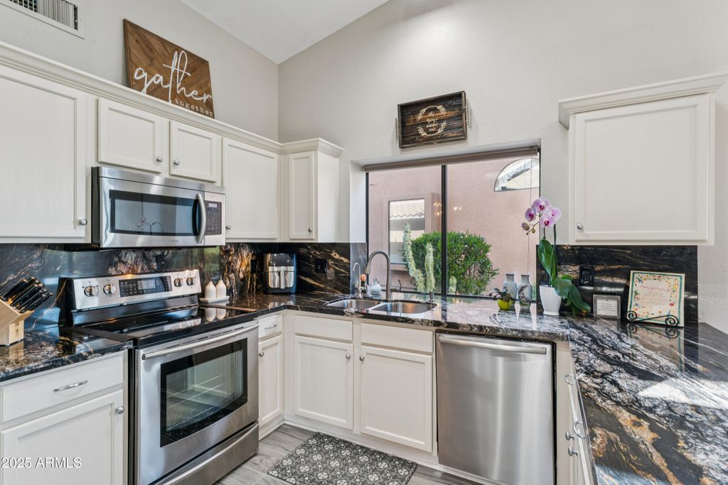 Image 12 of property listing at 5682 S CREOSOTE Drive, Gold Canyon, AZ 85118