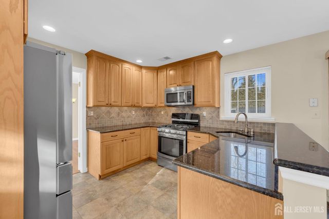 19 Cherrywood Drive, Piscataway, NJ 08854