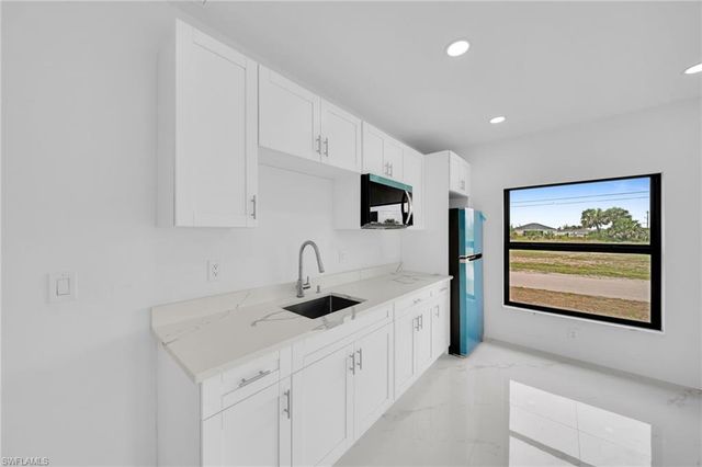 3721 NE 11th PL, Cape Coral, FL 33909