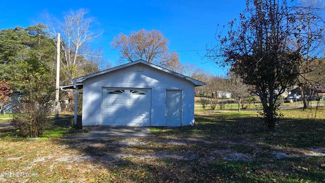 319 E Farrell St, Niota, TN 37826