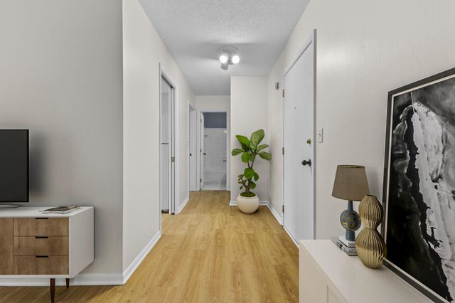 10113 W 34th Street 105, Hopkins, MN 55305