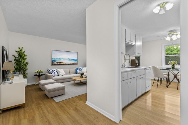 10113 W 34th Street 105, Hopkins, MN 55305